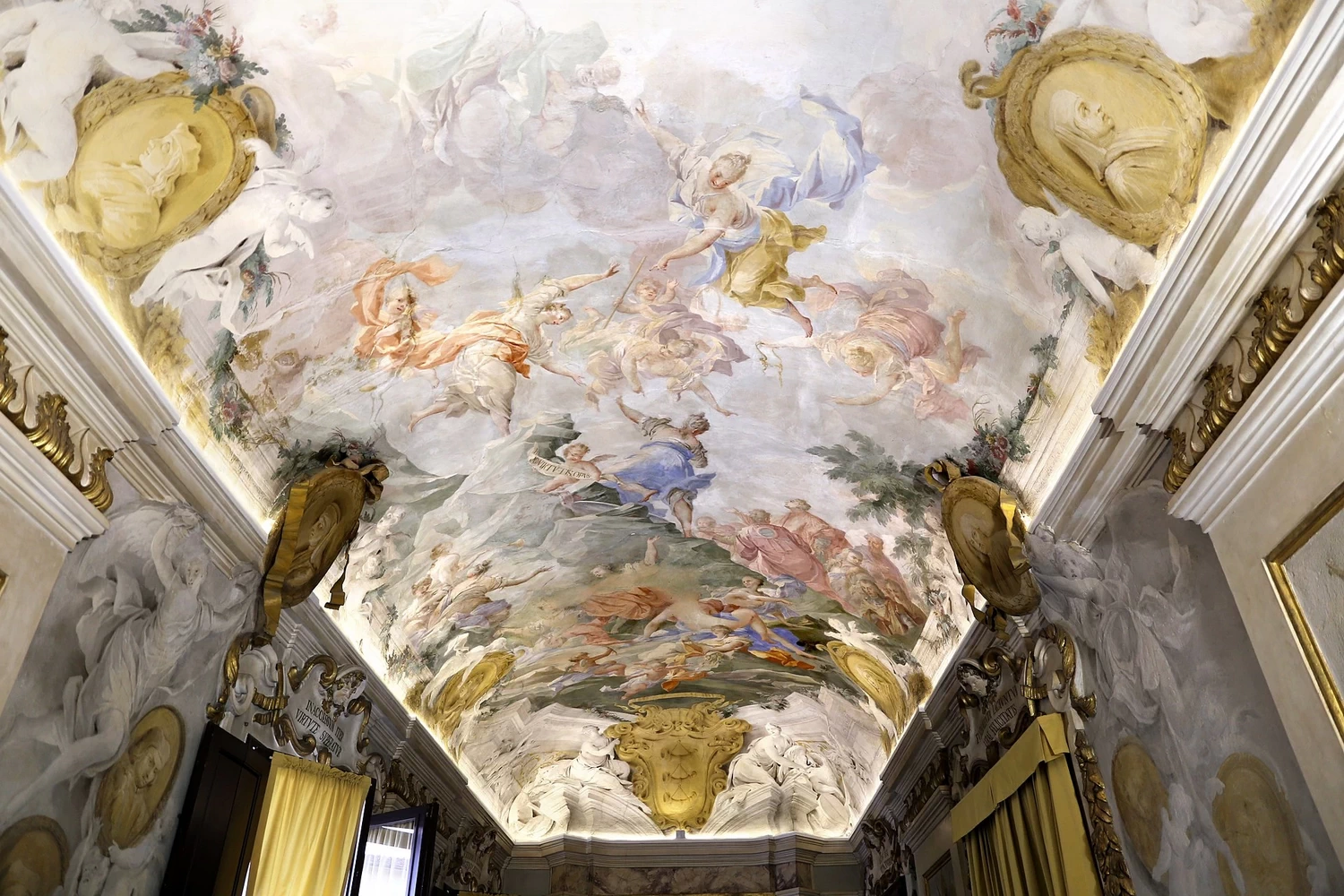 Palazzo dei Visacci - galleria con apoteosi della famiglia Guicciardini